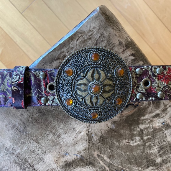 Fabric/leather/metal studded belt with round disc buckle. - Picture 2 of 4